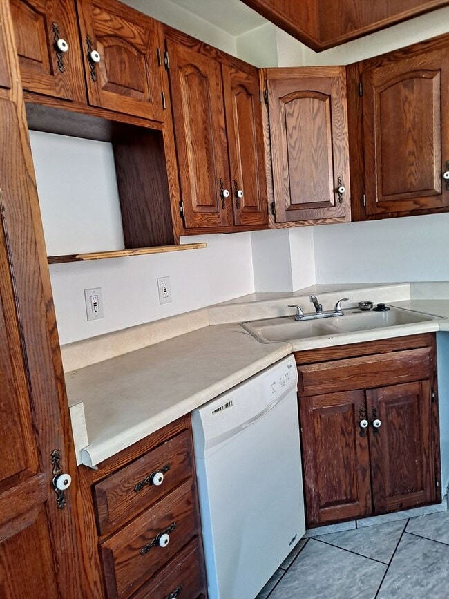 Building Photo - ALL PROSPECTIVE TENANTS MUST SUBMIT A $58 ...
