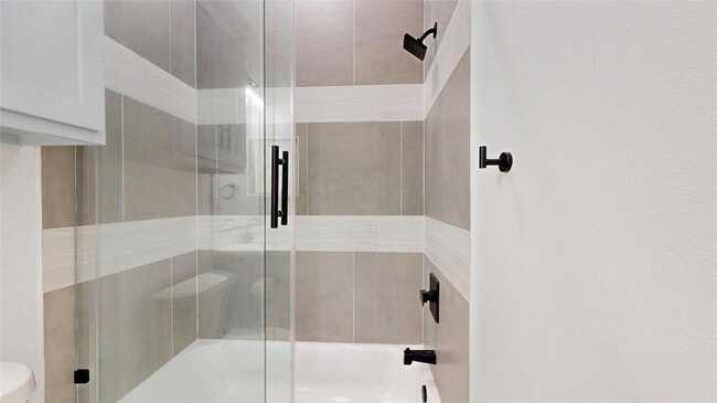 Building Photo - 4867 N Oakland Ln