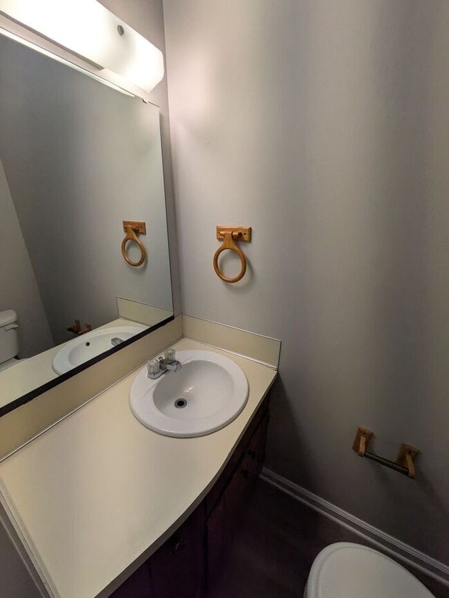 Building Photo - 2BD/1.5BA Townhome in Hickory