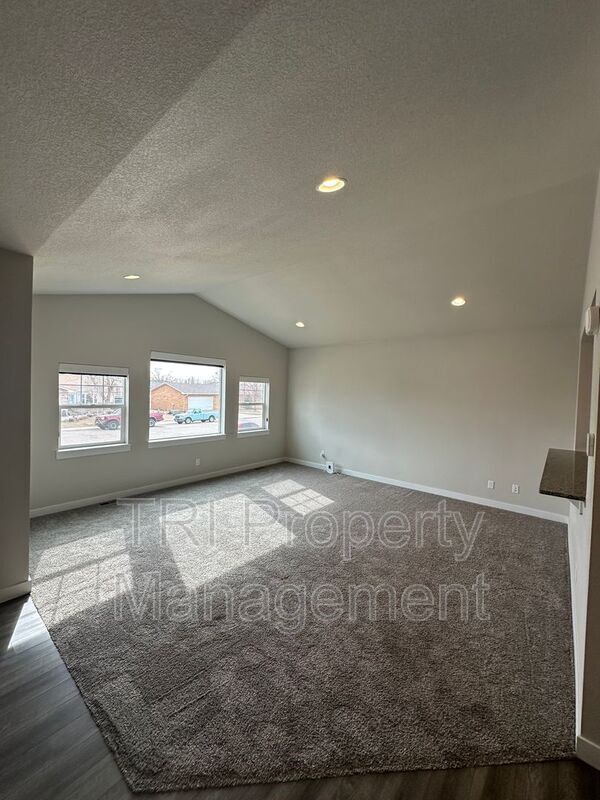 Building Photo - 218 E Chestnut St