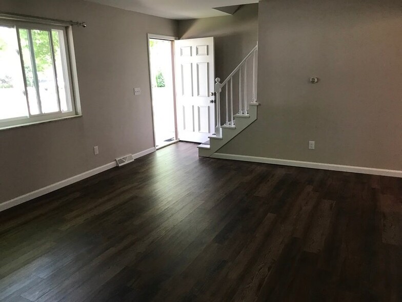 Living room - 4797 Lorraine Ave