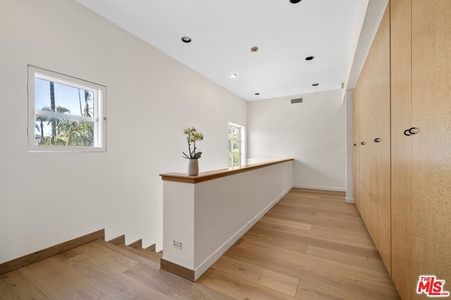 Building Photo - 910 N Crescent Dr