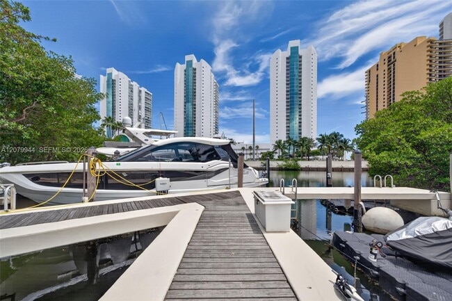 Building Photo - 16500 Collins Ave