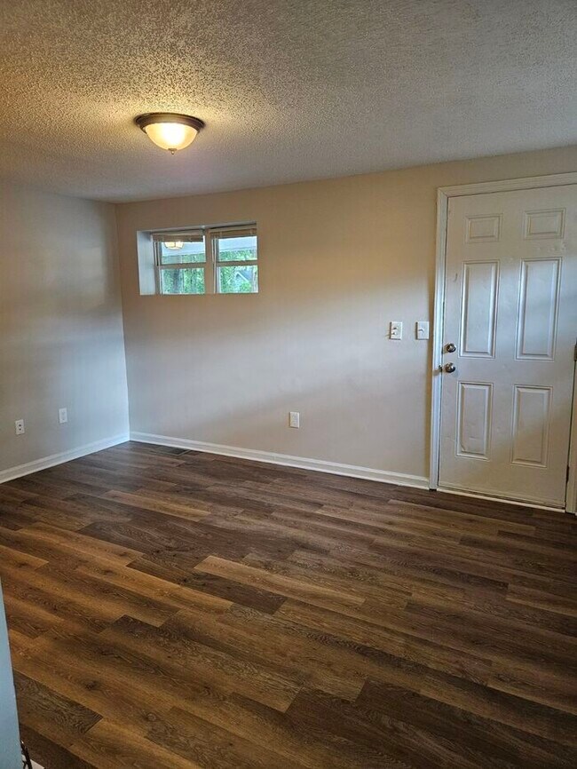 Building Photo - Charming 3 bedroom