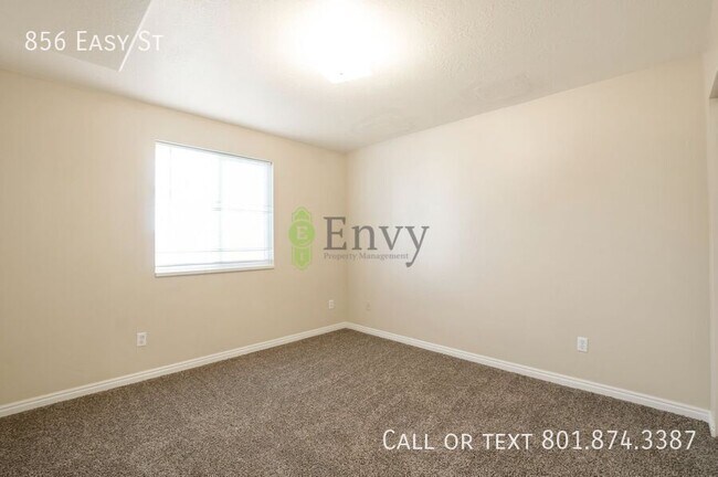 Building Photo - 856 Easy St