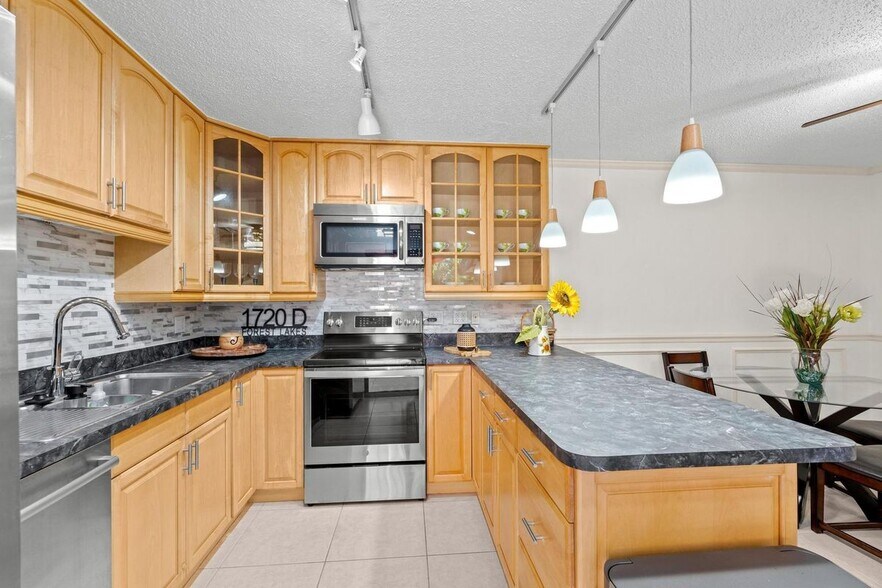 Building Photo - 1720 Forest Lakes Cir