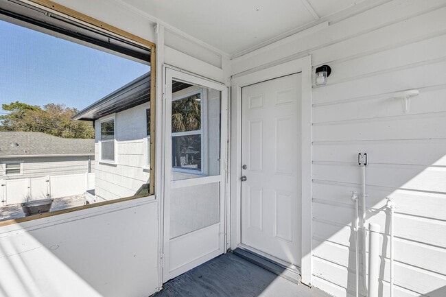 Building Photo - Bright & Updated 2BR Top Unit Duplex | White Kitchen & Stainless Appliances in Saint Petersburg