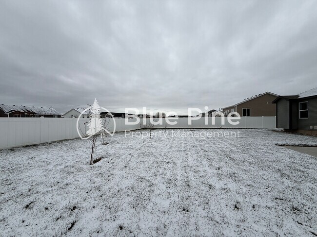 Building Photo - 4335 N Dudley Ave