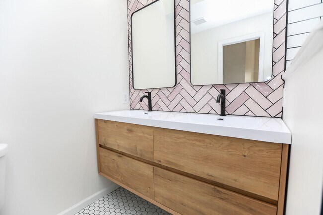 Building Photo - Beautifully renovated 3 bed 2.5 bath home ...
