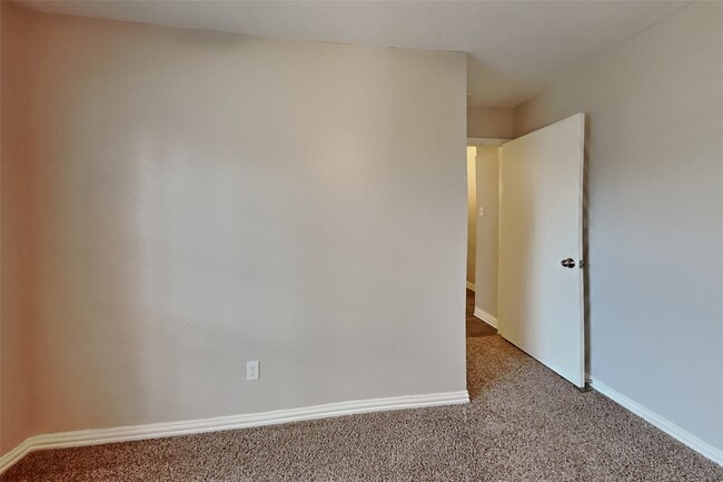Building Photo - 15506 Swan Creek Dr
