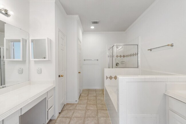 Building Photo - 5913 Dolores St