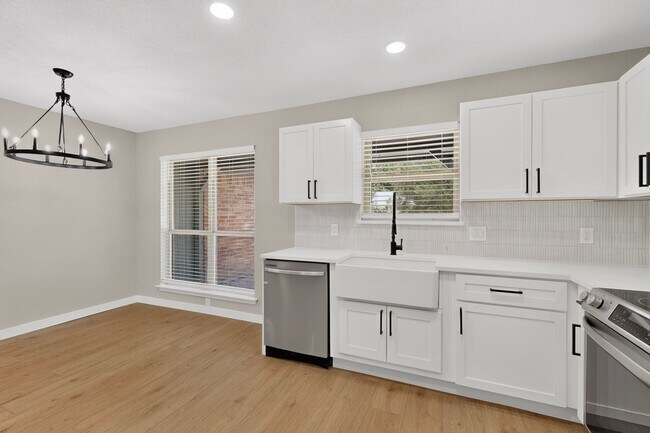 Building Photo - Newly Renovated Home In Grapevine Ready To Be Yours!!!!
