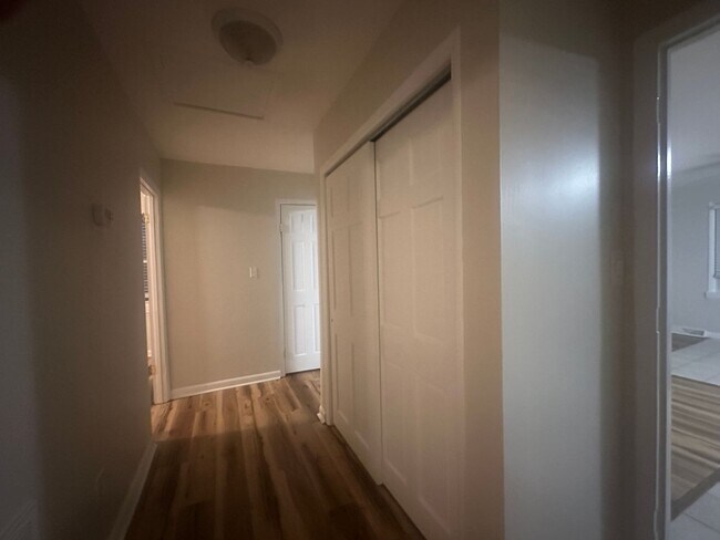 Building Photo - NE Roanoke 2BR