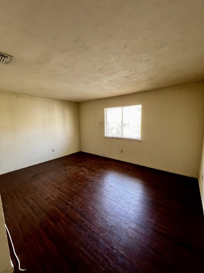 Building Photo - Spacious 2 Bedroom/1 Bath is located off of Hiliman Golf Course