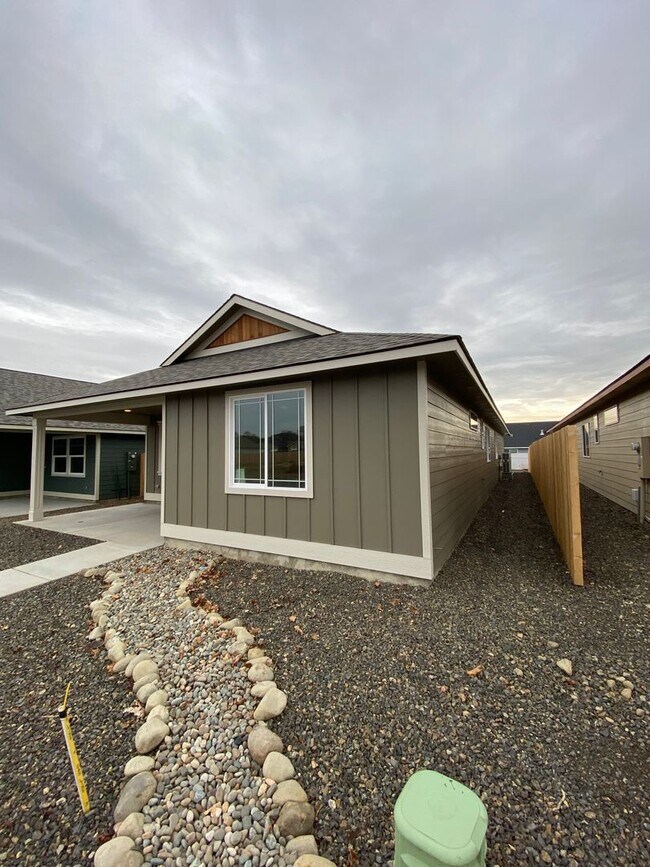 Building Photo - Newer Home for Lease! 3br 3ba - FIRST MONTH’S RENT HALF-OFF