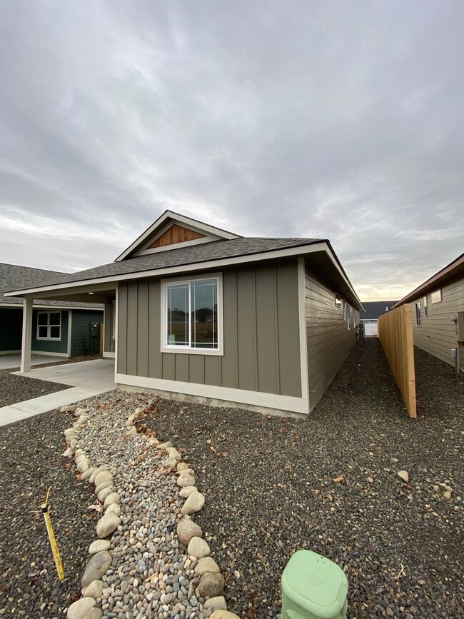 Building Photo - Newer Home for Lease! 3br 3ba