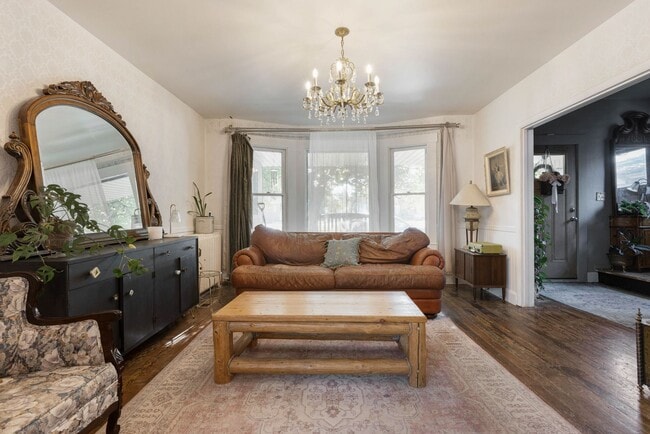 Building Photo - CHARMING 3 BED 3 BATH HOME CLOSE TO HISTORIC DOWNTOWN IDAHO FALLS!