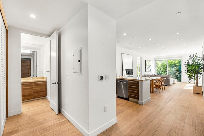 Building Photo - 855 N Croft Ave