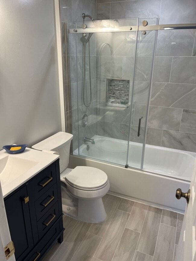 Building Photo - Beautiful 2 Bedrooms 2.5 Bathroom luxury 3...