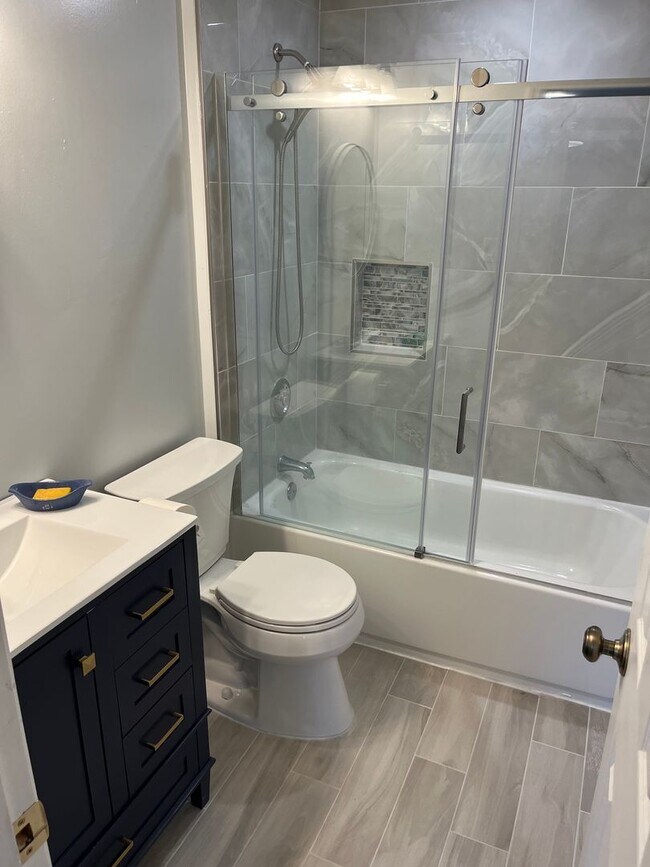 Building Photo - Beautiful 2 Bedrooms 2.5 Bathroom luxury 3 level Townhouse location in the Rockburn Commons Commu...