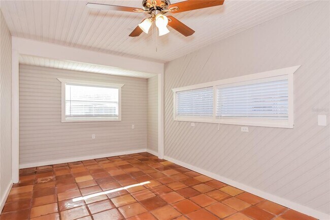 Building Photo - 2426 Stratford Dr