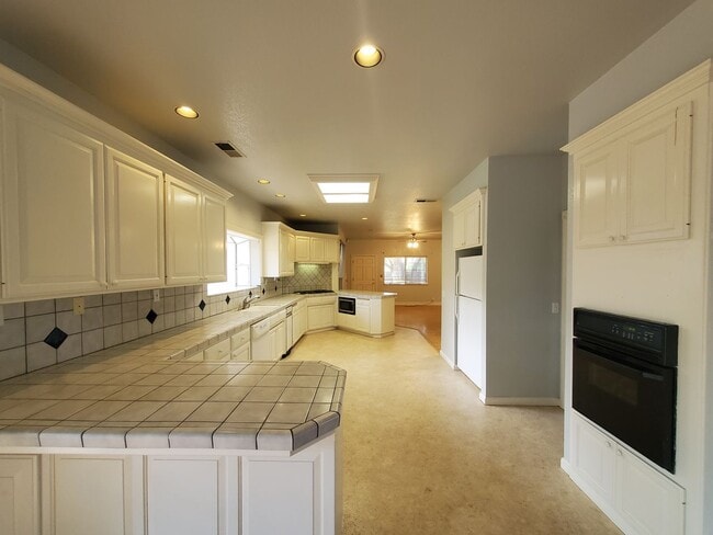 Building Photo - Introducing Your Dream Home:  A perfect blend of comfort and convenience!