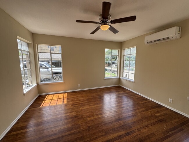 Building Photo - 1 bedroom and 1 bathroom unit available at...