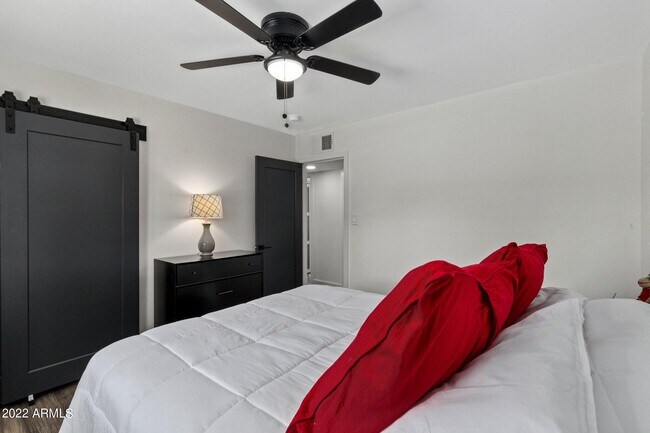 Building Photo - 8328 E Palm Ln