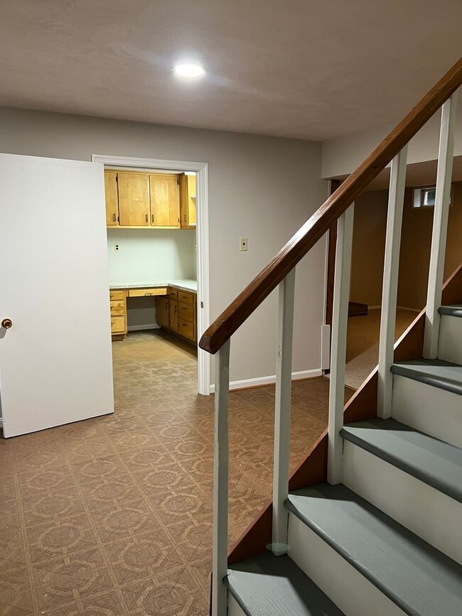 Building Photo - SWEET RAISED RAMBLER IN QUITE NEIGHBORHOOD