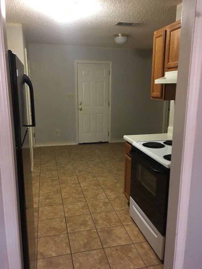 Building Photo - 3327 N Detroit Ave