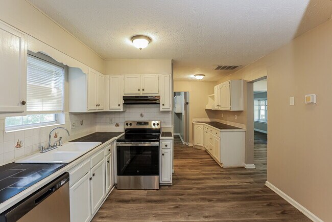 Building Photo - 3200 Carmel Dr