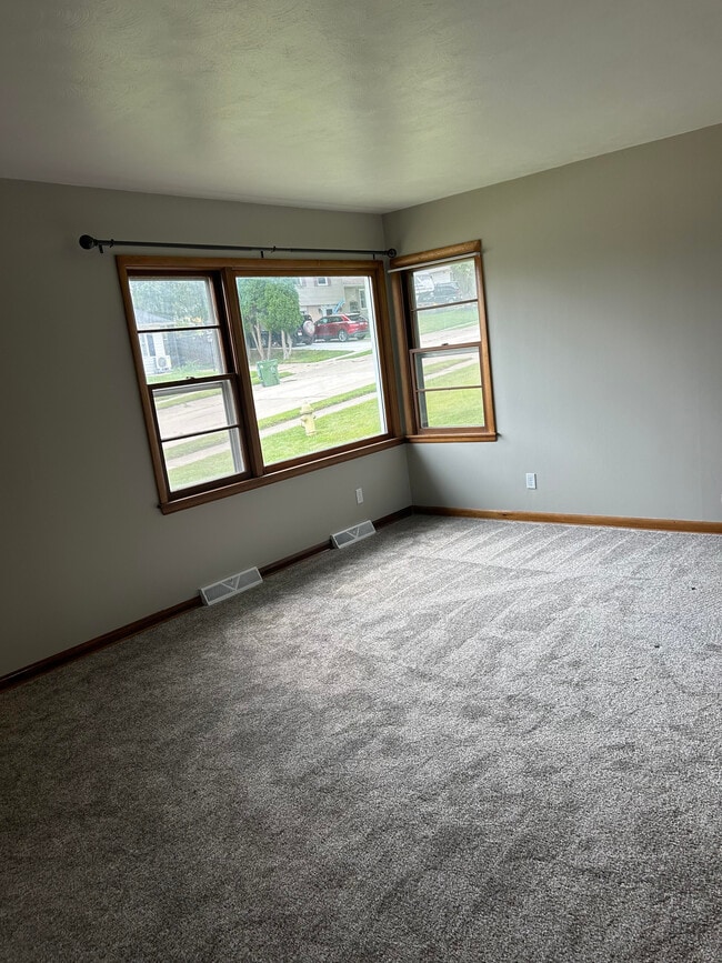 Building Photo - 520 30th Ave N