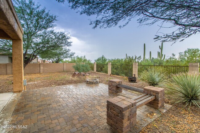 Building Photo - 12565 N Golden Mirror Dr