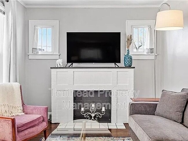 Building Photo - 46 W 74th St