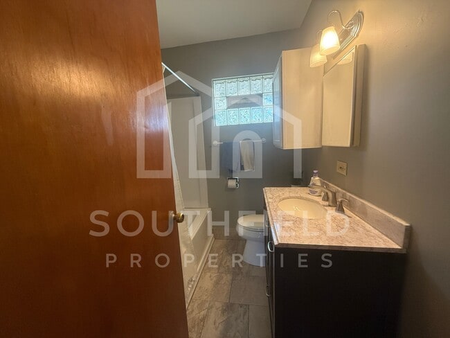 Building Photo - 5881 Elm St