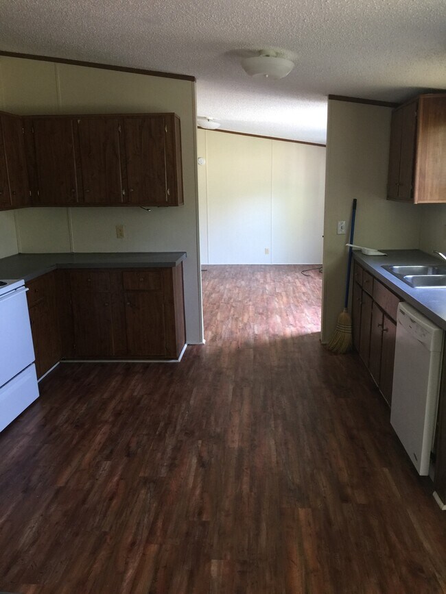 Building Photo - 3 Bedroom and 2 Bathroom Mobile home in the Tanglewood area