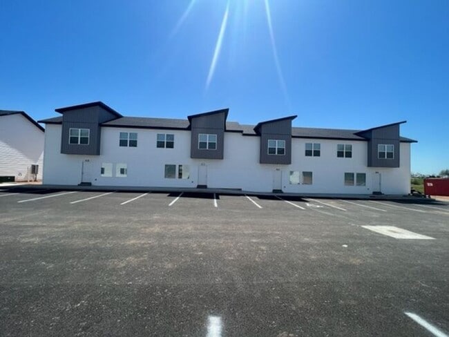 Building Photo - Public Avenue Townhomes in Clever!!! Leasi...