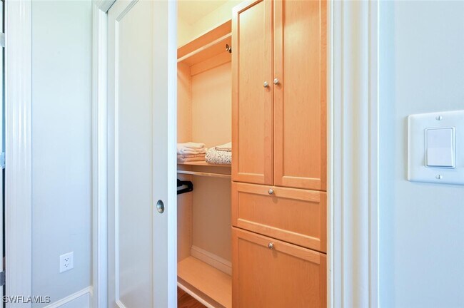 Building Photo - 9115 Strada Pl