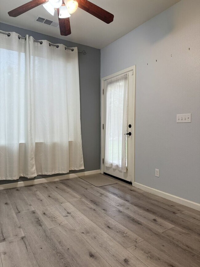 Building Photo - Polished and Chic 4/2 Available NOW!!