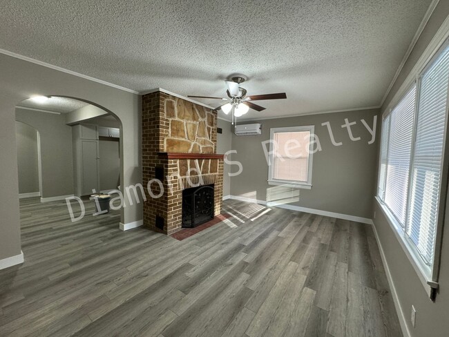 Building Photo - MOVE IN SPECIAL! - Updated 2 bedroom Home ...