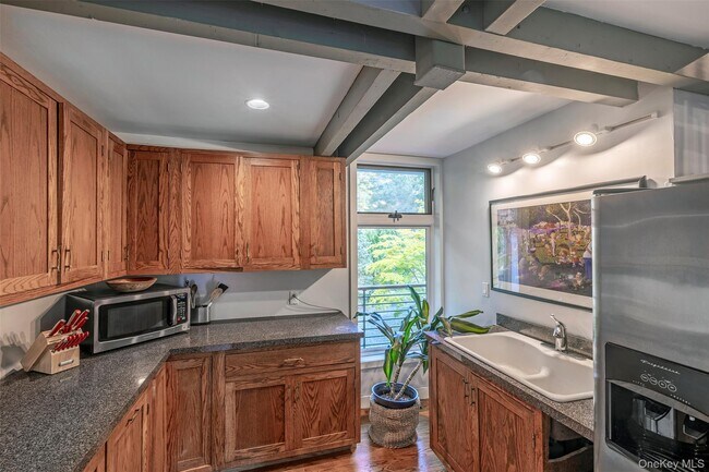 Building Photo - 12 Bishop Park Rd