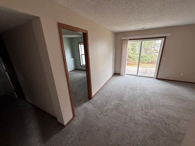 Building Photo - Gorgeous Woodbury Townhome Near Eagle Valley