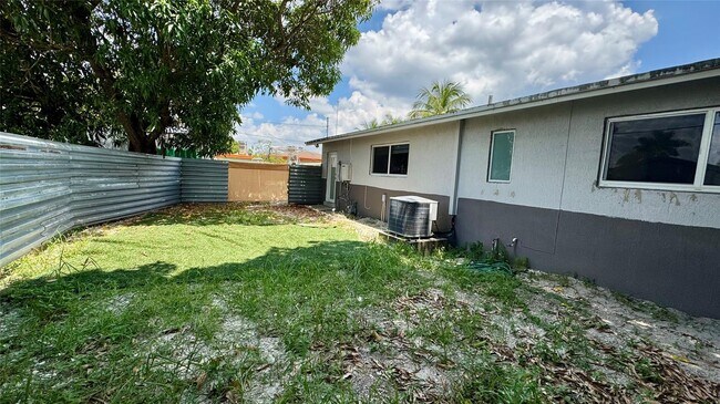 Building Photo - $2,950MONTHLY;3120 SW 35TH AVE WEST PARK, ...