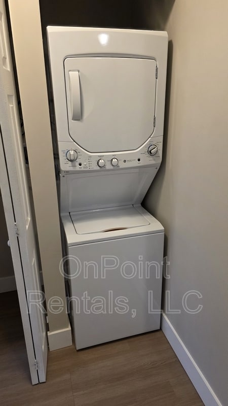 Building Photo - 5915 N Wayne Rd