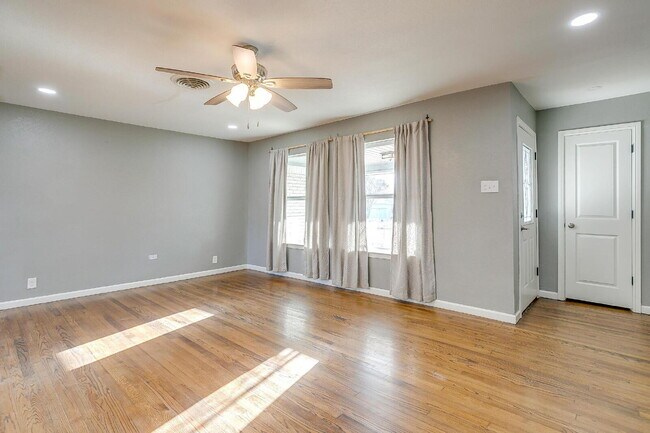 Building Photo - Spacious 4-Bedroom Gem with Granite Touche...