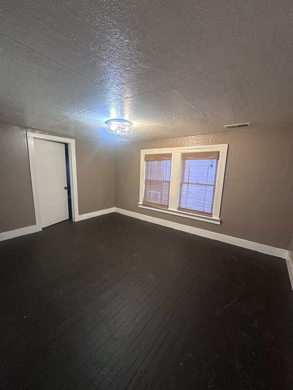 Building Photo - 2114 W 40th St