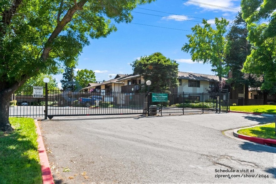 Primary Photo - 2400 Horizon Ln