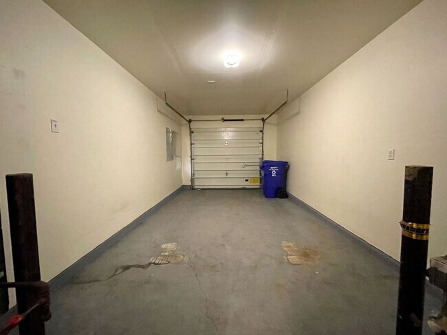 Building Photo - 3 Bed 2.5 Bath Townhome Near Fairview Village