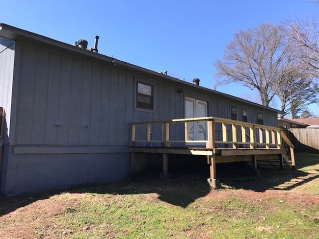 Building Photo - Nice Benton Home