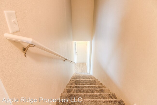 Building Photo - 2400 Woolsey Ln